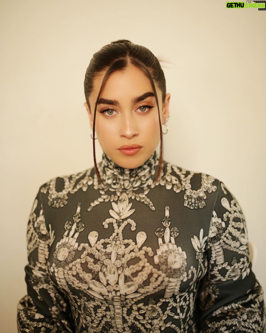 Lauren Jauregui Instagram - Everyday the sun won’t shine but that’s why I LOVE tomorrow✨🌙 #AMAs #AlwaysLove
