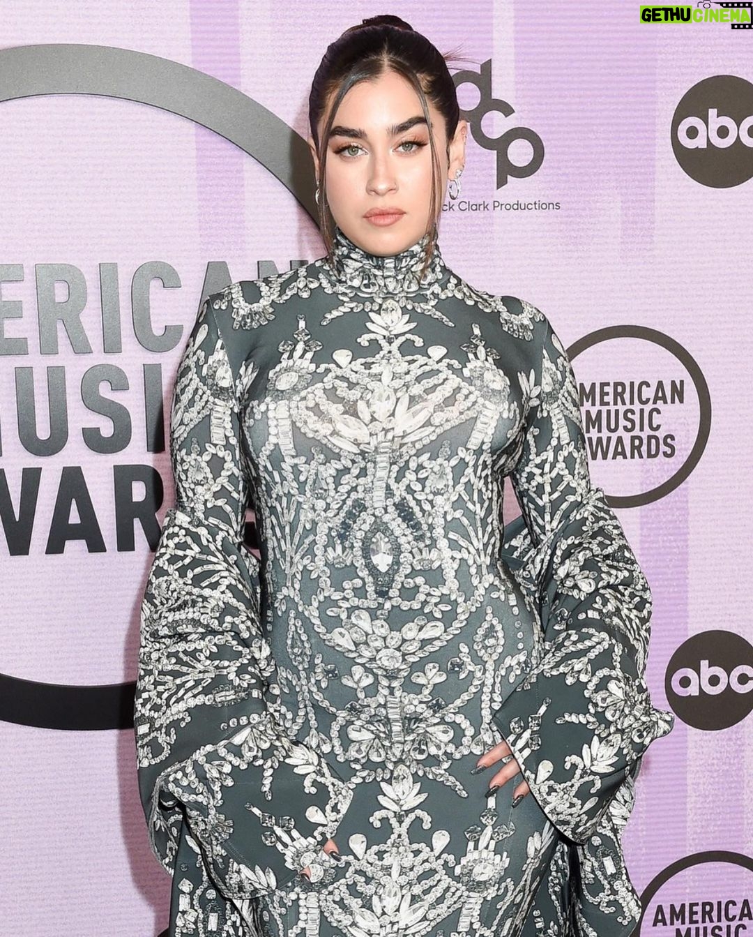 Lauren Jauregui Instagram - Everyday the sun won’t shine but that’s why I LOVE tomorrow✨🌙 #AMAs #AlwaysLove