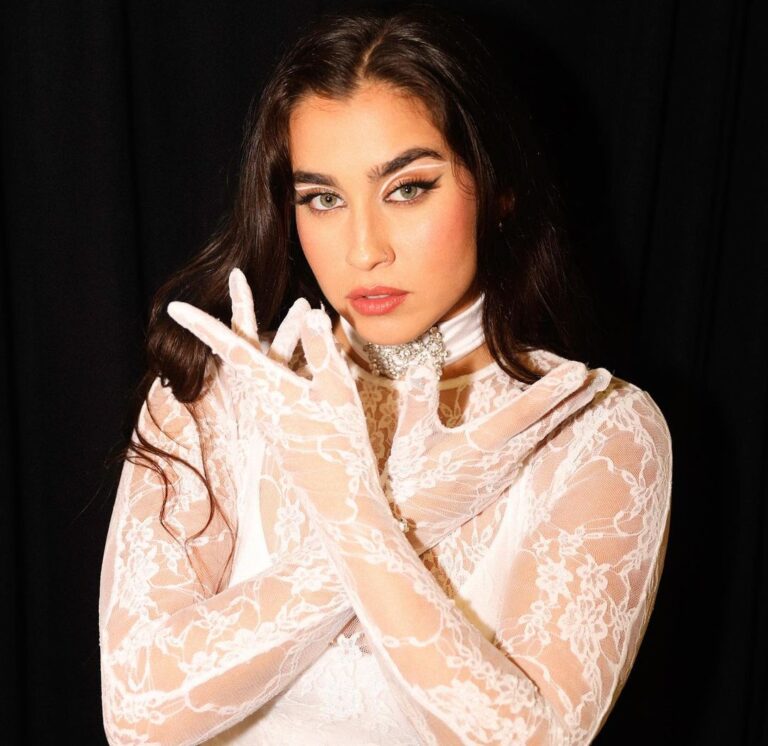 Lauren Jauregui Instagram - Whew! We played Radio City Music Hall!! @hernameisbanks so proud of you and so grateful to have accompanied you on this iconic stage! As two Independent female artists, I just feel so blessed to be doing this with you and to witness you take the stage was magical🤍✨ thank you again for having me on this run with you. Gratitude is the only energy.