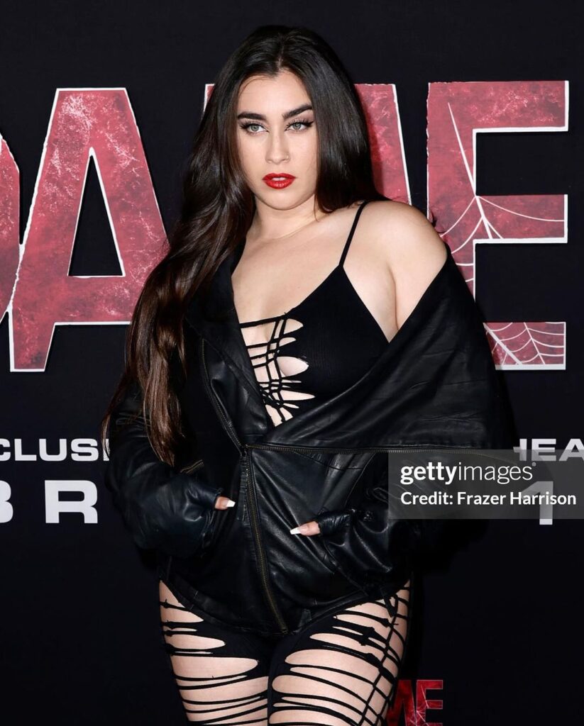 Lauren Jauregui Instagram - @madameweb premiere last night💋 VALENTINE’S DAY ACOUSTIC PERFORMANCE TOMORROW @ 6pm PST/ 9pm EST! Link to purchase a ticket on @even.biz in my bio and stories💋 let’s celebrate together❤️‍🔥 styled by @imthekatie jacket @barbaraigongini hair by @nathanieldezan MU by me✨ @caliray