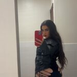 Lauren Jauregui Instagram - @madameweb premiere last night💋 VALENTINE’S DAY ACOUSTIC PERFORMANCE TOMORROW @ 6pm PST/ 9pm EST! Link to purchase a ticket on @even.biz in my bio and stories💋 let’s celebrate together❤️‍🔥 styled by @imthekatie jacket @barbaraigongini hair by @nathanieldezan MU by me✨ @caliray