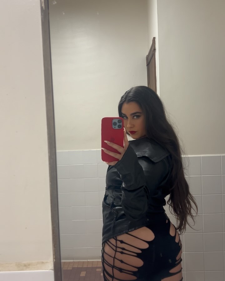 Lauren Jauregui Instagram - @madameweb premiere last night💋 VALENTINE’S DAY ACOUSTIC PERFORMANCE TOMORROW @ 6pm PST/ 9pm EST! Link to purchase a ticket on @even.biz in my bio and stories💋 let’s celebrate together❤️‍🔥 styled by @imthekatie jacket @barbaraigongini hair by @nathanieldezan MU by me✨ @caliray