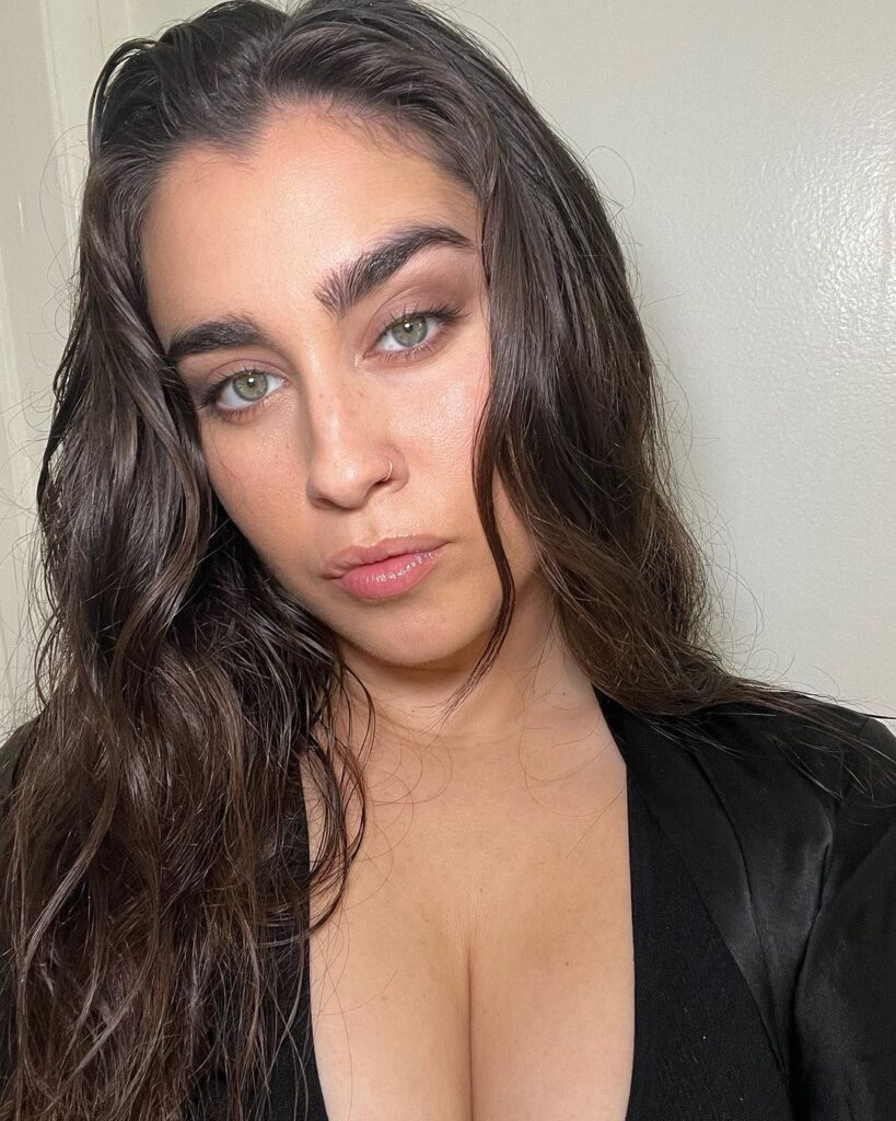 Lauren Jauregui Instagram - Some highlights from yesterday🤍🥰 I bought that TikTok light and lost it last night but I’m about to buy that shit again lol look at these selfies dude