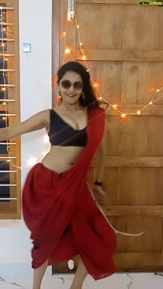 Lavanya Manickam Instagram - Kaavaalaa🔥💯💃 trending vibe with @tamannaahspeaks @rajinikanth 💫 #lavanyamanickam #lavanyamanickamoffl #lavanyadesires #kaavaalaa #kaavaalaavibe #trending #trendingsongs