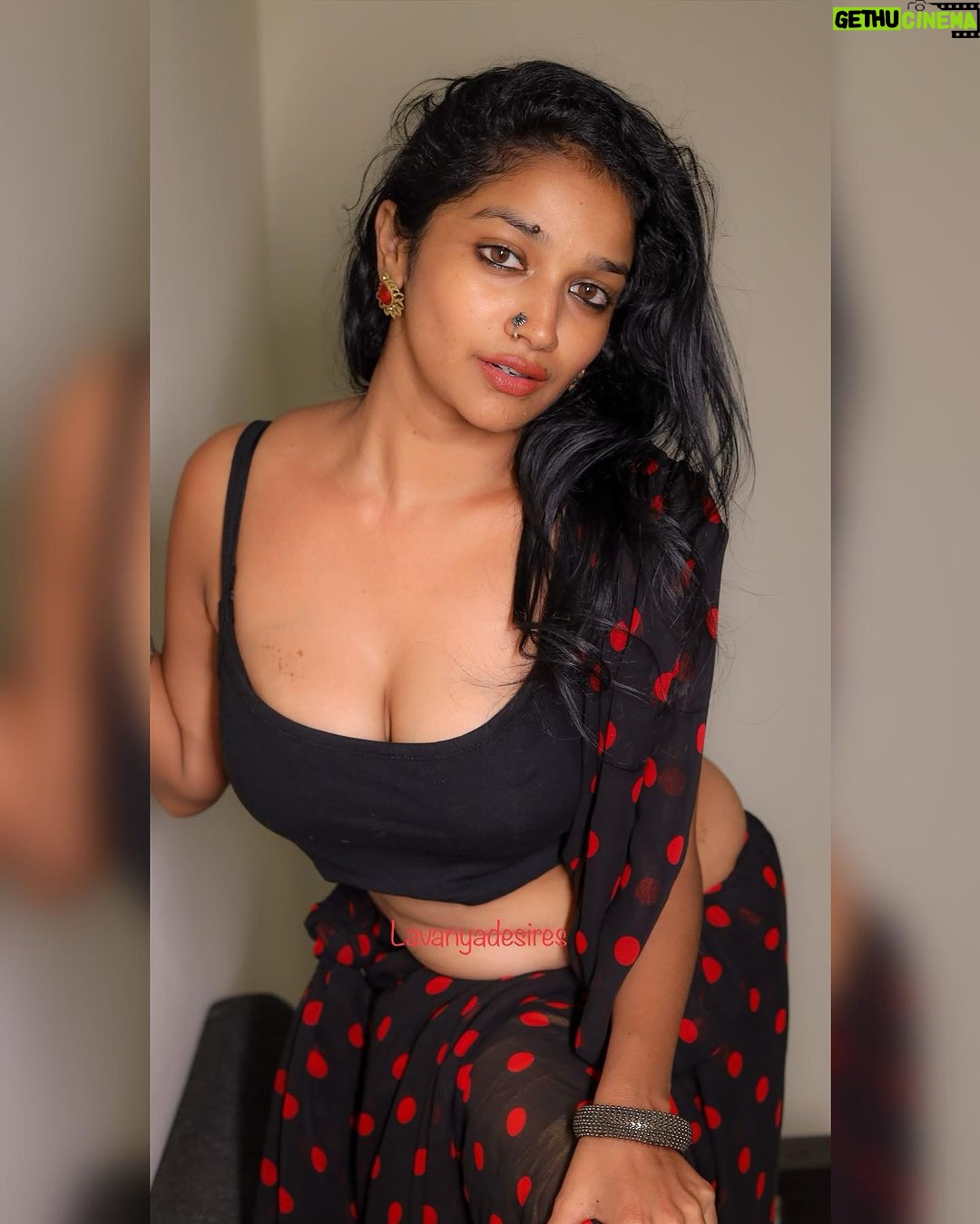 Lavanya Manickam Instagram - Wanna be a mirchi hot 🌶️ in redblack saree🔥 #lavanyamanickamoffl #lavanyamanickamhot #lavanyadesires #lavanyamanickam #lavanyamanickamoffl #lavanyadesires #saree #sareelove #photo #photography #photoshoot #photo #trendingphoto ❤️🔥