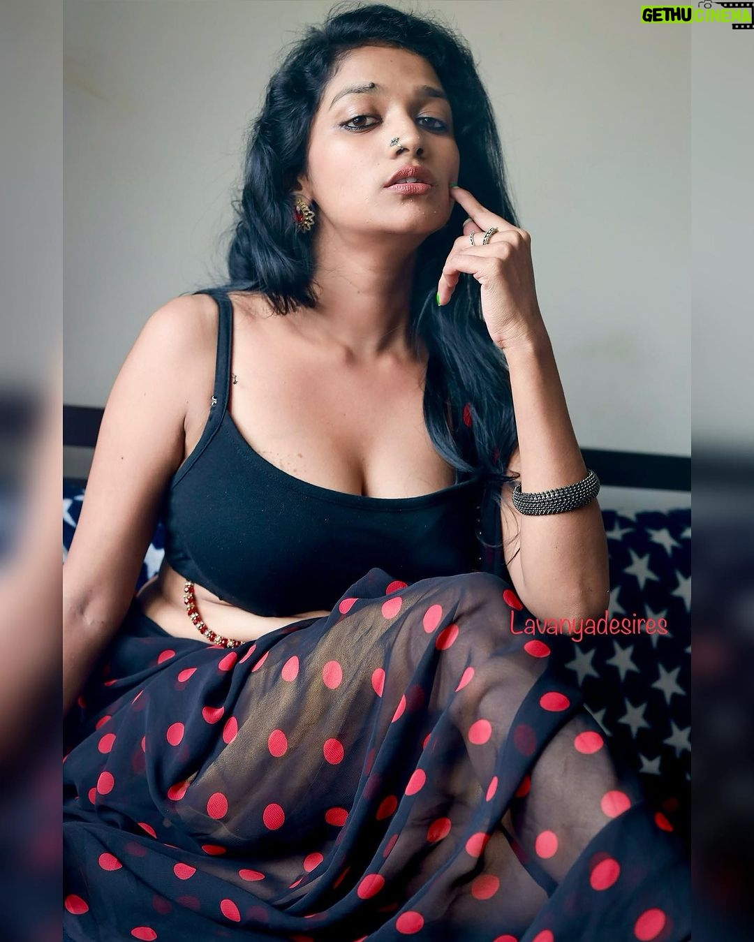 Lavanya Manickam Instagram - Wanna be a mirchi hot 🌶️ in redblack saree🔥 #lavanyamanickamoffl #lavanyamanickamhot #lavanyadesires #lavanyamanickam #lavanyamanickamoffl #lavanyadesires #saree #sareelove #photo #photography #photoshoot #photo #trendingphoto ❤️🔥