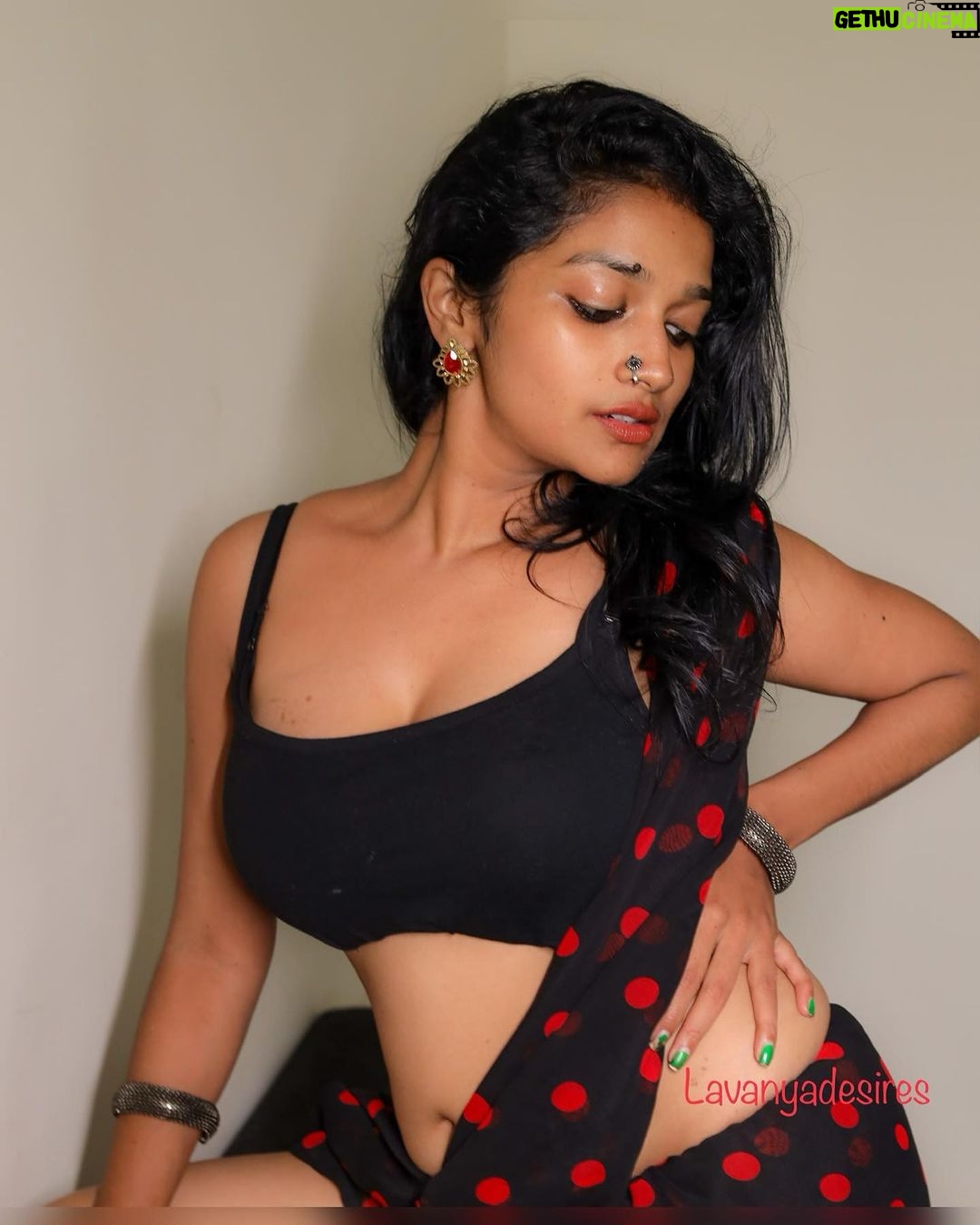Lavanya Manickam Instagram - Wanna be a mirchi hot 🌶️ in redblack saree🔥 #lavanyamanickamoffl #lavanyamanickamhot #lavanyadesires #lavanyamanickam #lavanyamanickamoffl #lavanyadesires #saree #sareelove #photo #photography #photoshoot #photo #trendingphoto ❤️🔥