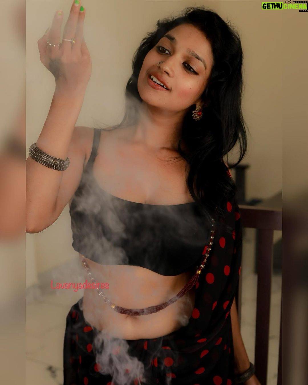 Lavanya Manickam Instagram - Wanna be a mirchi hot 🌶️ in redblack saree🔥 #lavanyamanickamoffl #lavanyamanickamhot #lavanyadesires #lavanyamanickam #lavanyamanickamoffl #lavanyadesires #saree #sareelove #photo #photography #photoshoot #photo #trendingphoto ❤️🔥