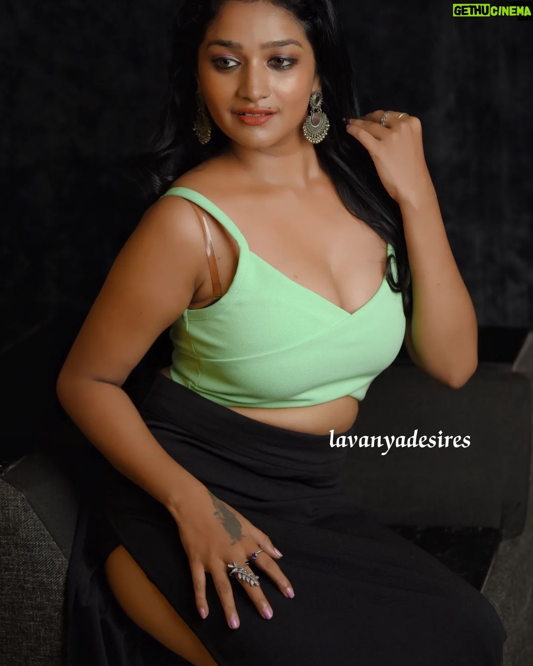Lavanya Manickam Instagram - Be a sexy queen 👑❣️ Photography 📸 : @midhun_rxme #lavanyamanickamoffic #lavanya #lavanyamanickam #lavanyadesires #lavanyamanickamsexy