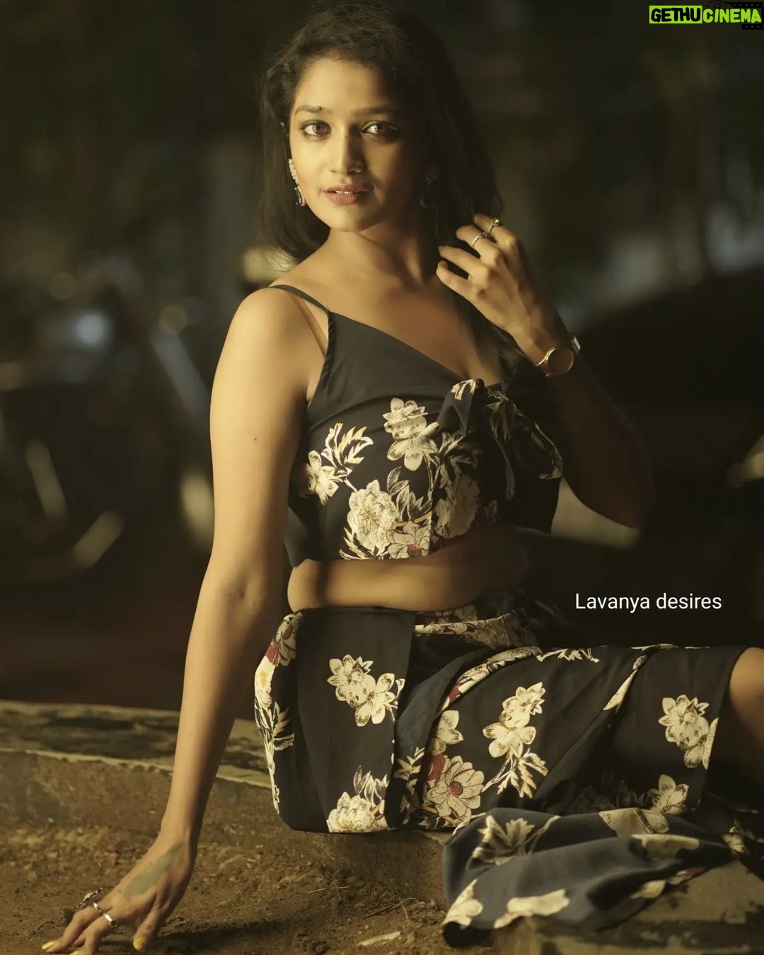 Lavanya Manickam Instagram - Be a shining queen πβ£οΈ happy morning allππ―π Photography πΈ: @akin_paduva_photography #lavanyamanickam #lavanyamanickamoffl #lavanyadesires #trending #trendingphoto #photography #photoshoot #photolove #photo