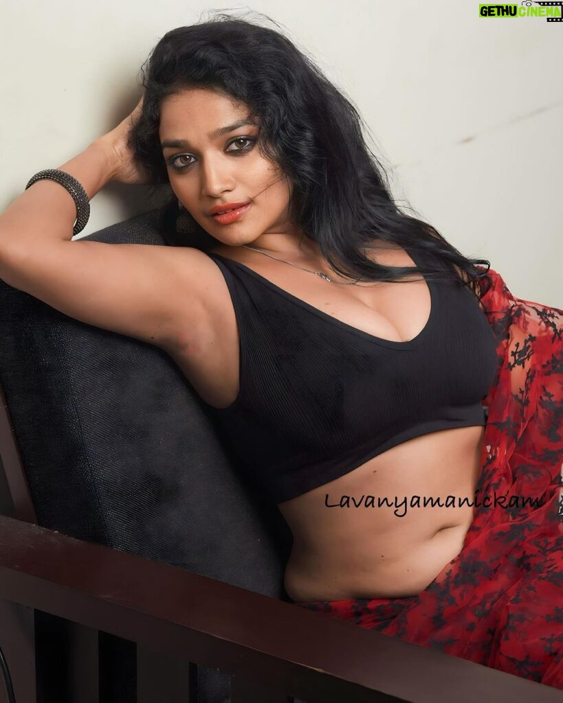 Lavanya Manickam Instagram - Favourite red❤️ black🖤 saree series🙈🥰💯 be in ur own kind of beautiful👸🏻🧜🏻‍♀️…. Photos📸 : @midhun_rxme 💯 @hotncut_photography 💯