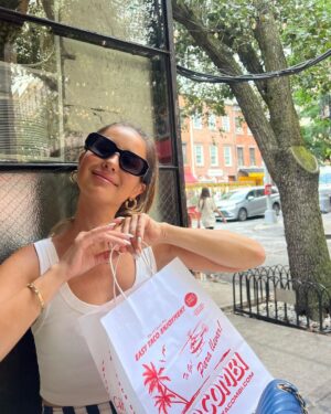 Laysla De Oliveira Instagram - Just a girl falling in love with NY 💫 🪩🍸🍝💕