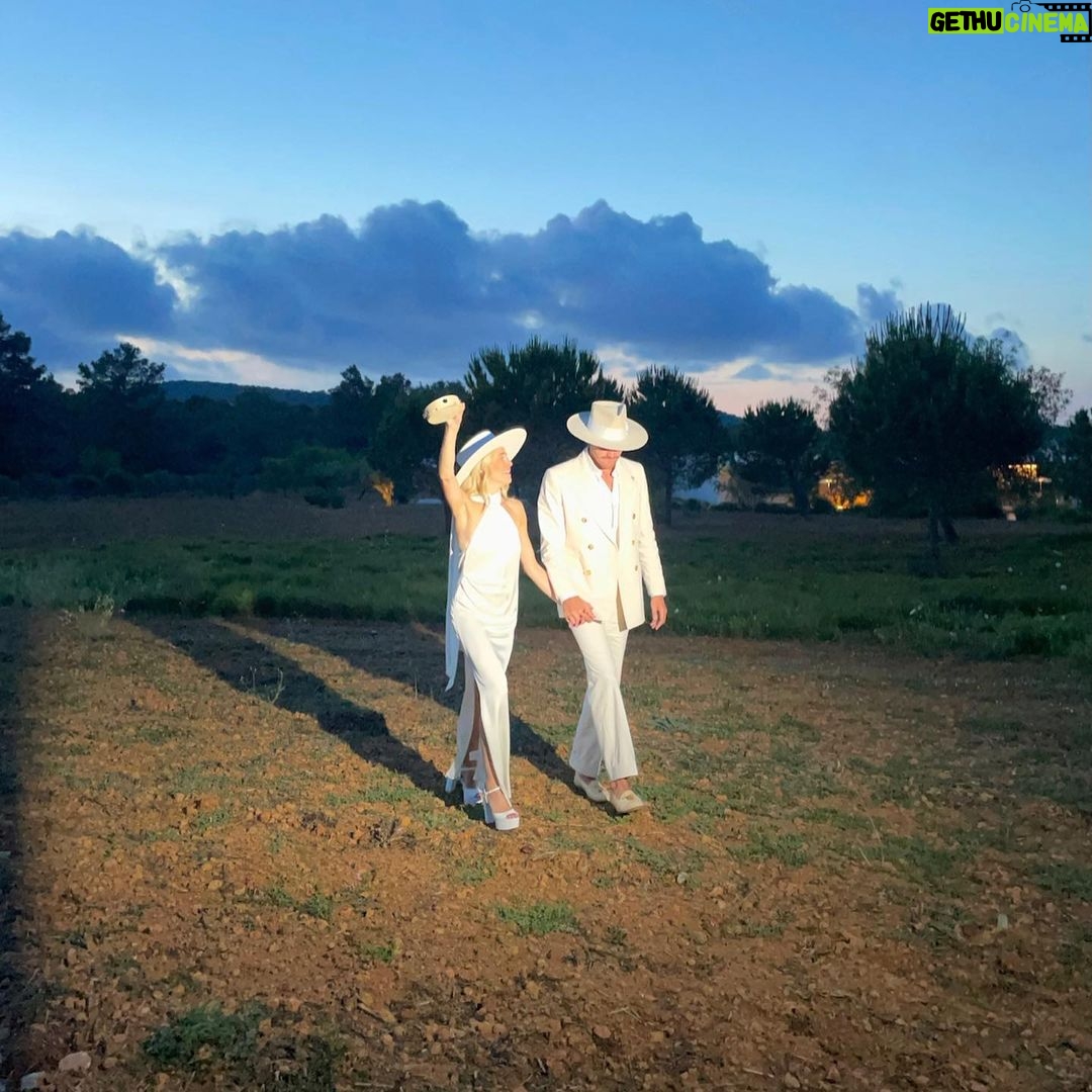 Laysla De Oliveira Instagram - Celebration of love 🪩🤍🎩 Ibiza