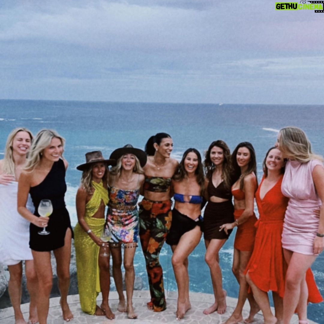 Laysla De Oliveira Instagram - T’s Bach X Love Island 💕