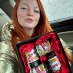 Lea Skálová Instagram – Soutěž o VÁNOČNÍ KOMBO mých dobrot 😱❤️🎄
1) Sleduj profil @choco_cocz 
2) napiš mi do komentáře nejhorší dárek jak jsi kdy dostal/a
18.12. vylosuju dva výherce, kteří dostanou celé vánoční kombo, kde jsou moje čtyři výrobky, zdrama ❤️💃🏼🔥🎄💥🚀
Tak jedeeeeem