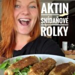 Lea Skálová Instagram - Tak tohle jsem musela vyzkoušet 😱😱🚀 Už jsem viděla několik receptů na rolky z tousťáku a moc jsem nevěřila, že to funguje. Tak jsem zkusila vymyslet svoje kombo chutí a šla jsem do toho. A je to TOP 🙏🙏❤️ Všechny suroviny jsem nakoupila na @aktin a vy můžete taky, odkaz mám v biu a najdete tam i moje recenze a seznamy surovin na recepty ❤️💃🏼 Rolky (4 kusy) 4 plátky Vilgain sandwich bread 2 vejce 4 lžičky neslazeného kečupu Vigain 4 lžičky pesta Vilgain Hrst sýru 2 lžíce olivového oleje Sůl, pepř Toustový chleba pomocí válečku vyválej na tenký obdélník. Ten potři lžičkou neslazeného kečupu, lžičkou pesta, přidej trochu sýru a celý hezky zaroluj jako je to na videu. Vajíčka rozšlehej vidličkou a přidej malinko soli a pepře. Rolky bal ve vajíčku a nech minutku ,,nacucat” potom opeč ze všech stran na pánvi s oliváčem 🍾🔥🚀💃🏼 Je to fakt bomba a překvapilo mě jak je to jednoduchý a výsledek supr. Napište mi jak se Vám to podařilo ❤️ #recept #spoluprace #vilgain @aktin #snidane #rolka #viralrecipes