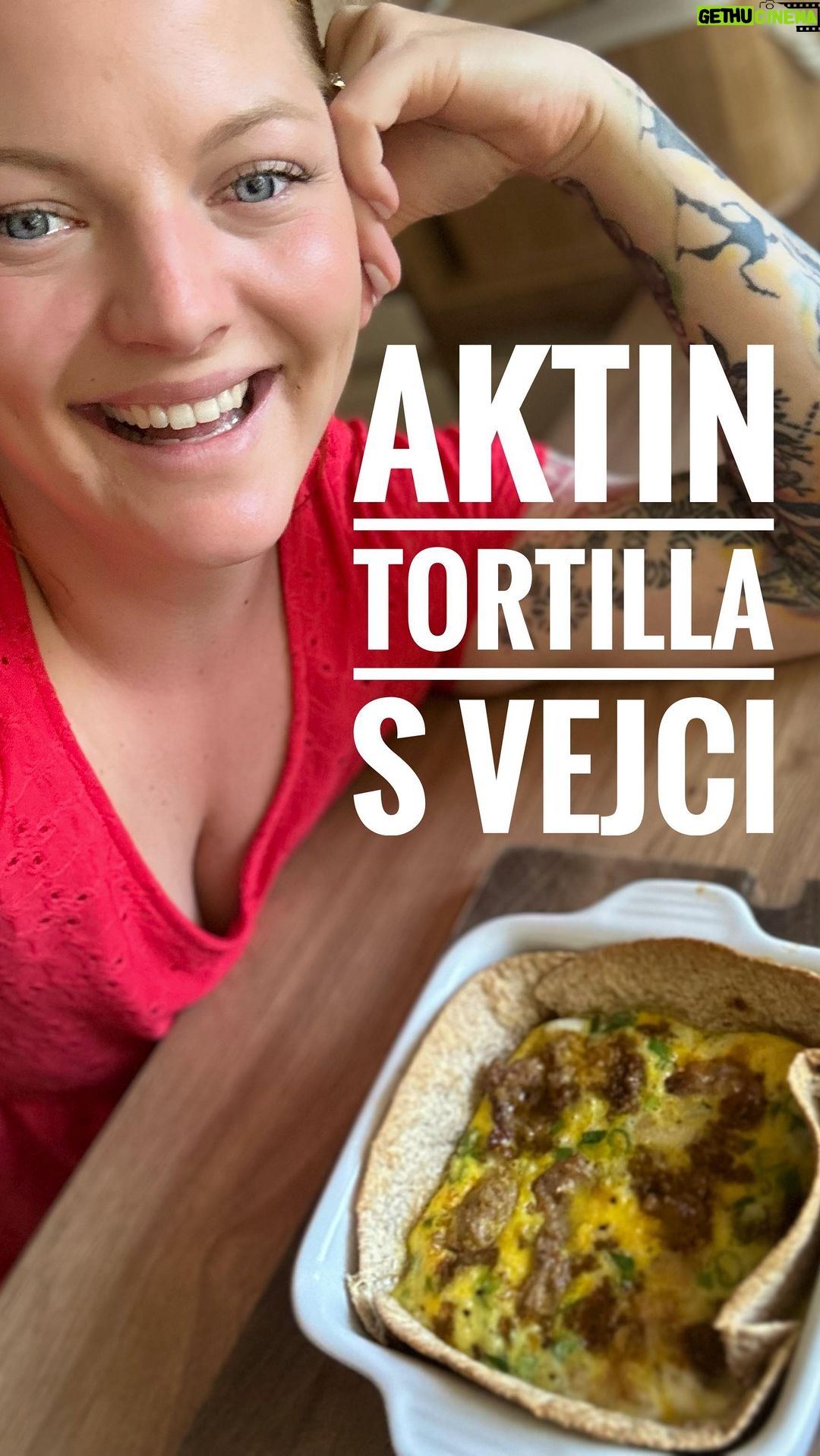 Lea Skálová Instagram - Recept pro všechny, kterým už lezou míchaný vejce krkem 😂😂❤️ Ultra rychlá a výborná snídaně nebo svačina 🥚 Navíc jsem si pro Vás připravila dneska na @aktin dopravu zdrama přes můj profil 🙏🙏🍾 Odkaz najdeš v BIU. Recepis 1 minutová tortilla bio 3 vejce 1 lžíce pesto rosso 2 lžíce krutího masa zavařeného 1 noha 😂 jarní cibulky 1 malá hrst strouhaného sýru Sůl, pepř Malá zapékací miska Tortilla vyloženě misku jako je na videu. Vajíčka rozškvrdlej se sýrem, špetkou soli a pepře a nakrájenou jarní cibulkou. Vlej na tortillu a ozdob pestem a krůtím masem. Pečeme na 180 stupňů 10-15 minut ❤️❤️❤️ Jaká je Vaše oblíbená snídaně? #recept #snidane #rychlerecepty #vejce #fit #easy #love #recepie @vilgain