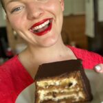 Lea Skálová Instagram - Mám tady pro Vás tohle nepečený dělo! Je to mega jednoduchý a uděláte s tím díru do světa 😂❤️❤️🙏🍫 3 Figaro hořké čokolády 2 banány 500g karamelových šušenek 750g tvarohu tučného ve vaničce 2 lžíce másla Formu na srnčí hřbet si vysteleme alobalem. Jednu čokoládu nasekáme na drobné kousky. Banány nakrájíme na kolečka. Ze sušenek vytvoříme ve formě korpus tak, že je vysteleme po celé ploše formy. Potom dáme tvaroh, banán a čokoládu, takhle vrstvíme dokud nám nedojdou suroviny. Poslední vrstva jsou sušenky. Zakryjeme potravinářskou folií a dáme přes noc do lednice. Druhý den si dvě čokolády rozpustíme ve vodní lázni s máslem dokud není směs hladká a lesklá ❤️❤️🍫 Tu potom natřeme na náš zatuhlý dortík a dáme opět na dvě hodinky do lednice. Pak už se jen snažíme to nesníst na posezení 😂🍫 A každý zakoupený produkt od #figaro Vám otvírá bránu do soutěže o 5.000,- denně. Stačí zaregistrovat účtenku a jedeš ❤️❤️❤️ #recept #figaro #soutez #sladke #nepečenýdezert #cokolada