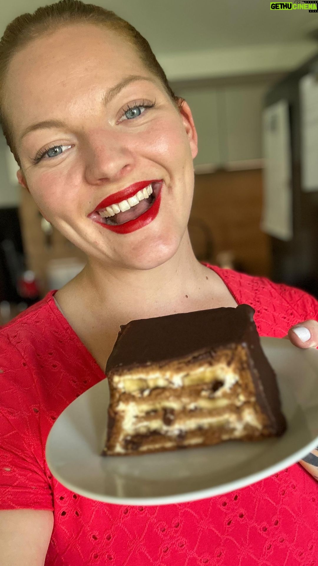 Lea Skálová - 2.1K Likes - Mám tady pro Vás tohle nepečený dělo! Je to mega jednoduchý a uděláte s tím díru do světa 😂❤️❤️🙏🍫
3 Figaro hořké čokolády
2 banány
500g karamelových šušenek
750g tvarohu tučného ve vaničce
2 lžíce másla
Formu na srnčí hřbet si vysteleme alobalem. Jednu čokoládu nasekáme na drobné kousky. Banány nakrájíme na kolečka. Ze sušenek vytvoříme ve formě korpus tak, že je vysteleme po celé ploše formy. Potom dáme tvaroh, banán a čokoládu, takhle vrstvíme dokud nám nedojdou suroviny. Poslední vrstva jsou sušenky. Zakryjeme potravinářskou folií a dáme přes noc do lednice. Druhý den si dvě čokolády rozpustíme ve vodní lázni s máslem dokud není směs hladká a lesklá ❤️❤️🍫 Tu potom natřeme na náš zatuhlý dortík a dáme opět na dvě hodinky do lednice. Pak už se jen snažíme to nesníst na posezení 😂🍫
A každý zakoupený produkt od #figaro Vám otvírá bránu do soutěže o 5.000,- denně. Stačí zaregistrovat účtenku a jedeš ❤️❤️❤️
#recept #figaro #soutez #sladke #nepečenýdezert #cokolada