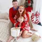 Lea Skálová Instagram – Sieklovic u stromku 😂
Už nastal ten čas na první sérii z našeho vánočního focení ❤️🎄 Loni jsem měla vánoční focení ještě s pořádných břichem a dneska už jsme tady tři 👨‍👩‍👦 Naprosto neuvěřitelný. Přesto, že loni nás přesně na Štědrý den pustili domů z porodnice, vnímám tyhle svátky jako naše první. A nemůžu se jich dočkat. Přeju všem hlavně zdraví, protože bez něj nemáme nic. Taky štěstí a lásku, protože bez nich je zase život děsně prázdnej. ❤️🎄 Nic víc od Ježíška letos a ani jindy, už chtít nebudu ❤️❤️❤️ Za nejkrásnější fotky opět děkujeme @danaleitnerphotography 🙏