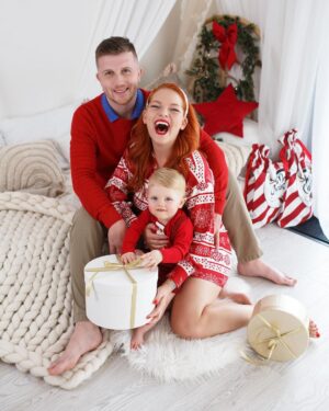 Lea Skálová Instagram - Sieklovic u stromku 😂
Už nastal ten čas na první sérii z našeho vánočního focení ❤️🎄 Loni jsem měla vánoční focení ještě s pořádných břichem a dneska už jsme tady tři 👨‍👩‍👦 Naprosto neuvěřitelný. Přesto, že loni nás přesně na Štědrý den pustili domů z porodnice, vnímám tyhle svátky jako naše první. A nemůžu se jich dočkat. Přeju všem hlavně zdraví, protože bez něj nemáme nic. Taky štěstí a lásku, protože bez nich je zase život děsně prázdnej. ❤️🎄 Nic víc od Ježíška letos a ani jindy, už chtít nebudu ❤️❤️❤️ Za nejkrásnější fotky opět děkujeme @danaleitnerphotography 🙏