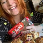 Lea Skálová Instagram - Jsi tak trochu nemehlo, ale potřebuješ se vytáhnout na rande nebo před návštěvou? Tak tohle je recept přesně pro tebe 😂❤️ Mega easy a rychlej recept na šátečky s čokoškou #figaro ovocem a tvarohem 🚀🍫🍌 Připravený je to za 5 minut a peče se to 20 minut 🙏 Nezapomeň si po tom, co koupíš cokoliv od #figaro schovat účtenku a tu pak zaregistrovat do soutěže o 5.000,- Kč denně Recept na šátečky 1 tabulka čokolády Figaro 1 vyválené listové těsto 1 žloutek Ovoce (banán, maliny nebo třeba broskev) 150g tvarohu Třtinový cukr Skořice Listové těsto nakrájej na stejně velké čtverce. Do každého dej kostičku čokolády, lžičku tvarohu a nahoru kousek ovoce. Potom spoj rohy a následně vytvoření raneček a vše hezky spoj nahoře. Potři rozšlehaným žloutkem a každý šáteček posyp lehounce cukrem a skořici. Pečeme v předehřáté troubě na 180 stupňů cca 20 minut. Tak kdo vyzkouší ať mi pošle fotku ❤️❤️🍫🍫 #recept #jednoducherecepty #rychlerecepty #pečení #sladké #listovetesto #cokolada #rande #navsteva