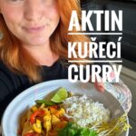 Lea Skálová Instagram - Jestli nevíš, co dneska vařit tak tohle je přesně ono! Moje easy kuřecí curry ❤️🌶️🫑🍲 Suroviny můžeš sehnat na mem profilu @aktin odkaz najdeš v mem biu. Porce pro 3-4 osoby Kokosové mléko 5 lžic olivového oleje 5 lžic sójové omáčky 2-3 velké lžíce žluté curry pasty 1 žlutá paprika 1 červená paprika 1 červená cibule 1 mrkev Hrst žampionů Hrst fazolových lusků 1 limetka Sušený zázvor Sušené chilli 1 hrnek rýže 1 kuřecí prso Koriandr a klíčky na ozdobu Zeleninu si všechnu očisti a nakrájej na stejně velké kousky, já mám nejradši proužky. Stejně tak kuřecí prso. V suchem rozpáleném hrnci opeč zprudka rýži s pak ji zalej 1,5 hrnek vody a vař pod pokličkou dokud se voda nevsákne. Dále si rozpal pánev s olejem a opeč kuřecí kousky, zbytečně nemíchej jen opatrně obracej aby se nedusilo, ale opeklo! Potom vždycky udělej takovej důlek uprostřed pánve a přídavek zeleninu dle tvrdosti, opeč a přidej další. Poslední důlek udělej na curry pastu, sojovku a koko mlíko. Vař společně už maximálně MINUTU! Můžeš dochutit sušený zázvorem a chilli. Servírujeme s rýži ozdobené koriandrem a klíčky. ČEGO! Co mám uvařit příště? Napište mi do komentáře 🥗🍝🍣🍦🦪🫕🍤🍕🍟🍔🥩🍗🍖🌭? #curry #kari #recept #spicy #thai #thaifood #love #recepies #zelenina #color