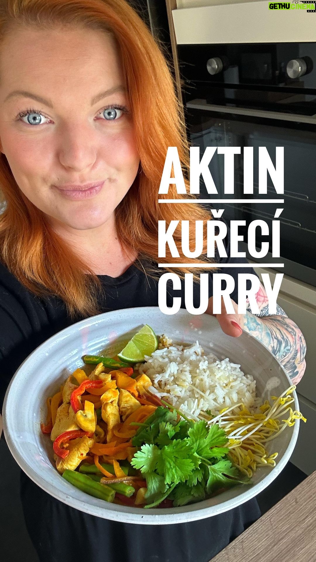 Lea Skálová Instagram - Jestli nevíš, co dneska vařit tak tohle je přesně ono! Moje easy kuřecí curry ❤️🌶️🫑🍲 Suroviny můžeš sehnat na mem profilu @aktin odkaz najdeš v mem biu. Porce pro 3-4 osoby Kokosové mléko 5 lžic olivového oleje 5 lžic sójové omáčky 2-3 velké lžíce žluté curry pasty 1 žlutá paprika 1 červená paprika 1 červená cibule 1 mrkev Hrst žampionů Hrst fazolových lusků 1 limetka Sušený zázvor Sušené chilli 1 hrnek rýže 1 kuřecí prso Koriandr a klíčky na ozdobu Zeleninu si všechnu očisti a nakrájej na stejně velké kousky, já mám nejradši proužky. Stejně tak kuřecí prso. V suchem rozpáleném hrnci opeč zprudka rýži s pak ji zalej 1,5 hrnek vody a vař pod pokličkou dokud se voda nevsákne. Dále si rozpal pánev s olejem a opeč kuřecí kousky, zbytečně nemíchej jen opatrně obracej aby se nedusilo, ale opeklo! Potom vždycky udělej takovej důlek uprostřed pánve a přídavek zeleninu dle tvrdosti, opeč a přidej další. Poslední důlek udělej na curry pastu, sojovku a koko mlíko. Vař společně už maximálně MINUTU! Můžeš dochutit sušený zázvorem a chilli. Servírujeme s rýži ozdobené koriandrem a klíčky. ČEGO! Co mám uvařit příště? Napište mi do komentáře 🥗🍝🍣🍦🦪🫕🍤🍕🍟🍔🥩🍗🍖🌭? #curry #kari #recept #spicy #thai #thaifood #love #recepies #zelenina #color