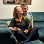 Lea Skálová Instagram - Tak jsem si říkala, že jsem Vám vlastně nikdy nevyprávěla jak mě tenhle pipin vlastně sbalil. Jako dneska si pamatuju, když jsem ho zaznamenala poprvé, bylo to v zimě a já nešťastná zapíjela u mojí mámy v hospodě žal z nevydařenýho vztahu. Logicky jsem žádnýho chlapa nechtěla ani vidět 😂😂 a do toho se tam okolo mě začal motat tenhle vysmátej a na můj vkus tenkrát trochu namástrovanej frajírek 😂😜 Asi po pěti panácích to začala být dost prča a my pak ve dvě ráno dělali andělíčky do sněhu 😂⛄️ Pak mě o par týdnu později pozval na rande. Bylo to takový to divný nesmělý rande, kdy moc nevíš co říct a jak se chovat. Říkala jsem si, že vlastně není můj typ a nic z toho nebude 😂😂😂 Jenže ten hajzlík na to šel od lesa. ON SE JAKO NEOZVAL! Chápete tu drzost 😡😡 A tak mi to nedalo a děsně nenápadně jsem po pár týdnech napsala jak se má 😝 Potom mi přišlo sto růží do práce ❤️ Potom mě vzal na hasičský ples a už to bylo trapný navždycky 😂😂😂 Díky za nejhorší rande a nejlepší život 🙏 Když si něco oblíbíš je to láska na celý život ❤️ @harmony_ceskarepublika #tvojeharmony #harmonyceskarepublika #love #couple #story #lovestory #laska #mamzele #spolupráce