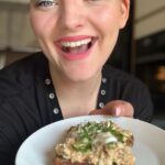 Lea Skálová Instagram - Škvarková pomazánka ❤️Tenhle recept mám od mojí sousedky, protože vždycky když tuhle pomazánku přinese tak je za totální hvězdu 🥇 Všichni ji milujeme a je děsně žravá (ta pomazánka ne sousedka)😂😂❤️ Opět je v tomhle receptu v hlavní roli tyčový mixer od @catler.cz který má hromadu nástavců a tak s nim nejenom rozmixujeme omáčky a krémy, ale právě díky sekacímu nástavci i nasekáte cibuli bez brečení 😂😂🧅 150g škvarků 1/2 cibule 3-4 kyselé okurky 1lžíce hořčice 2 vařená vejce na tvrdo Špetka soli Cibuli, okurky, vejce a škvarky nasekáme na jemno. Vše smícháme v misce s hořčicí a solí a je hotovo. Nejlepší pomazánka na party 🍺🥃🥂🍷 #recept #rychlerecepty #škvarky #pomazanka #jaro #spoluprace