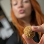 Lea Skálová Instagram – Celý recept v popisku 
S další adventní nedělí je tady další recept a to na medovníkové kuličky🍯🍯 Jelikož jsem opět potřebovala ušetřit čas nakoupila jsem vše na Billa e-shopu, kde máte dopravu zdarma už od 500,- a navíc když teď nakoupíte nad 2000,-, dostanete automaticky 200,- slevu 🚀🚀🚀 Akce platí do 17.12.

Recept:
3 hrnky hladké mouky 
1 hrnek cukru moučka
2 vejce 
4 lžíce medu 
1/4 másla 
2 lžičky jedlé sody 
Krém:
1 karamelové salko
250g másla 

Med a 1/4 másla rozpusťte v rendlíku. Vlijte do robota a k tomu přidejte cukr moučka a vejce. Vyšlehejte. Potom přidejte prosáté 3 hrnky hladké mouky se sodou a opět vypracujte v robotu v těsto. Lepivé těsto rozdělíme na dva kusy (dva plechy) a dáme mezi dva listy pečícího papíru a tahem vyválíme v placku asi 3-4mm vysokou. Pečeme i s papíry na 190 stupňů 10 minut. Během toho si vyšleháme salko s celým změklým máslem. Vychladlé placky nadrobíme nebo nastrouháme a schováme si dvě hrsti na obalování. Zbytek přidáme ke krému a rukama vypracujeme směs, ze které tvoříme kuličky. Ty obalíme ve schované směsi a nebo ve strouhaných oříškách. Dělám rovnou dvě várky, protože je to hned pryč 😂😂😂❤️🎄🎄

#cukrovi #billaeshop #recept #vanoce @billa_cz