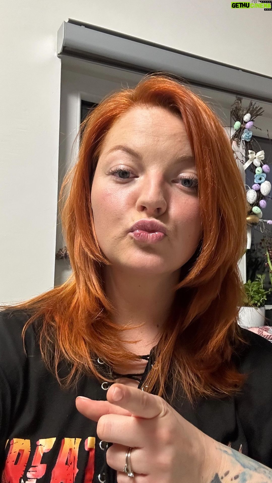 Lea Skálová Instagram - Livestream konečně zase NEVINNÝ 😂🥂