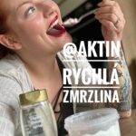 Lea Skálová Instagram - Miluješ zmrzlinu, ale víš, že plavková sezóna zase přijde dřív než si chtěla? 😂😂😂😂 Ultra rychlá zmrzlina z pár surovin, kterou si večer, když nebudeš moct usnout, nebudeš vyčítat 😂❤️ Z pár surovin a můžeš ji mít pořád ready v mrazáku. Produkty od @aktin mě fakt baví a tak se můžeš těšit na další tyhle rychlovky a tipy na zdravější jídlo ❤️💪 Protože i já začínám pomalu a jistě najíždět na režim a zpět do formy ❤️✌️🥇 Recept 200g Skyr 1 lžička čekankového sirupu 1/2 lžičky mleté vanilky 1 lžička džemu 1 menší hrst ovoce Vše zamícháme a necháme v mrazáku přes noc ❤️❤️ Co Vám dělá největší problém při udržování zdravého a vyváženého jídelníčku? #zmrzlina #recept #fit #fitrecepty #icecream #love