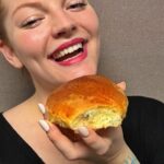 Lea Skálová Instagram - Mléčné houstičky s rozinkami ❤️ Mám tady pro Vás recept, který se suprově hodí nejen na Velikonoce. Ultra vláčný houstičky, který nejsou ani tak úplně sladký ani tak úplně slaný. 🤔🤔❤️ Ale na snídani jsou prostě top. S máslem a špetkou soli nebo s domácí marmeládou 🙏 Budete za hvězdy. K přípravě jsem použila @catler.cz TC9010 protože v něm je kynutý těsto 100% jistota ❤️ Recept: 500 g polohrubé mouky 70 g másla 1 vejce a 1 žloutek 60 g cukru ½ lžičky soli 200 ml mléka 1 kostka droždí 100 g rozinek žloutek smíchaný s 1 lžící vody (na potření) V robotu ohřejeme mléko na 40 stupňů. Poté k němu přidáme cukr a nadrobené droždí. Necháme stát cca 20min v nádobě dokud nevejde kvásek. Poté přidáme povolené máslo na kostičky, jedno celé vejce, jeden žloutek, sůl a prosátou mouku. Robota zapneme na stupeň 2 a necháme propracovat cca 15 minut. Poté přidáme rozinky a ještě necháme zapracovat. Lehounce poprášíme povrch těsta moukou, zakryjeme čistou utěrkou a necháme kynout zhruba 1,5 hodiny na teplém místě. Těsto vyklopíme na pomoučněný vál a lehce propracujeme. Rozdělíme na 12 stejných kousků a každý důkladně propracujeme a položíme na plech s pečícím papírem. Pro ozdobu můžeme lehce naříznout. Opět zakryjeme utěrkou a necháme kynout další hodinu. Na závěr potřeme rozšlehaným žloutkem s kapkou vody. Pečeme v předehřáté troubě na 180 stupňů 15-20 minut. #recept #peceni #velikonoce #housticky #chef #love #sladkepeceni #pecivo #laska #spoluprace