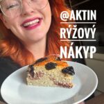 Lea Skálová Instagram - Rýžový nákyp! Rozděluje společnost na dva tábory, jedni milují a druzí mají špatný vzpomínky na školní jidelnu 😂😂 Ale tenhle Vás fakt dostane, žádnej sucháč bez chuti a navíc Vám ani nerozhodí snahu o postavičku na letošní plavkovou sezónu 😂❤️☀️ Všechny suroviny tohohle božana pořídíš na @aktin a v mým biu najdeš přímo odkaz. Připravte si 3/4 hrnku jasmínové rýže 400ml kokosového mléka 2 lžíce erythritolu 1/2 lžičky mleté skořice 1/2 lžičky mleté vanilky 2 lžíce másla 4 vejce 2 lžíce švestkové pomazánky 1 balíček sušených švestek Špetka soli Kokosové mléko přivedeme k varu Potom přidáme rýži, skořici, erythritol, vanilku a stále míchame. Vaříme na hodně mírném plameni 12 minut za stálého míchání. Odstavíme z plotny a pod pokličkou necháme dojít 10 minut. Vmícháme máslo. Žloutky oddělíme od bílků a po jednou zamícháme žloutky do vychladlé směsi. Bílky vyšleháme s špetkou soli do tuhého sněhu a něžně vmícháme k rýži. Do formy vystlané pečícím papírem dáme nejprve 1/2 směsi a přidáme švestkovou pomazanku, kterou lehce rozetřeme. Poté dáme druhou polovinu směsi a nahoru švestky. Pečeme na 180 stupňů 40 minut (na dno trouby dejte pekáč s vodou) ❤️❤️ @aktin #recept #nakyp #rýže #fit #fitrecepty #sladkerecepty #love #recepies #chef #plum #švestky