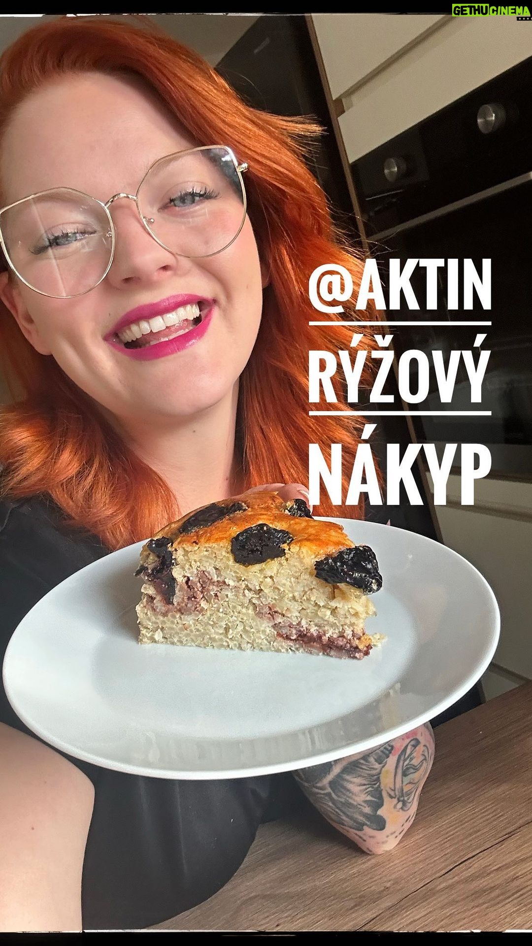 Lea Skálová Instagram - Rýžový nákyp! Rozděluje společnost na dva tábory, jedni milují a druzí mají špatný vzpomínky na školní jidelnu 😂😂 Ale tenhle Vás fakt dostane, žádnej sucháč bez chuti a navíc Vám ani nerozhodí snahu o postavičku na letošní plavkovou sezónu 😂❤️☀️ Všechny suroviny tohohle božana pořídíš na @aktin a v mým biu najdeš přímo odkaz. Připravte si 3/4 hrnku jasmínové rýže 400ml kokosového mléka 2 lžíce erythritolu 1/2 lžičky mleté skořice 1/2 lžičky mleté vanilky 2 lžíce másla 4 vejce 2 lžíce švestkové pomazánky 1 balíček sušených švestek Špetka soli Kokosové mléko přivedeme k varu Potom přidáme rýži, skořici, erythritol, vanilku a stále míchame. Vaříme na hodně mírném plameni 12 minut za stálého míchání. Odstavíme z plotny a pod pokličkou necháme dojít 10 minut. Vmícháme máslo. Žloutky oddělíme od bílků a po jednou zamícháme žloutky do vychladlé směsi. Bílky vyšleháme s špetkou soli do tuhého sněhu a něžně vmícháme k rýži. Do formy vystlané pečícím papírem dáme nejprve 1/2 směsi a přidáme švestkovou pomazanku, kterou lehce rozetřeme. Poté dáme druhou polovinu směsi a nahoru švestky. Pečeme na 180 stupňů 40 minut (na dno trouby dejte pekáč s vodou) ❤️❤️ @aktin #recept #nakyp #rýže #fit #fitrecepty #sladkerecepty #love #recepies #chef #plum #švestky