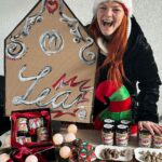 Lea Skálová Instagram – Soutěž níže 
Letos jsem se vypravila na vánoční trhy a díky @harmony_ceskarepublika jsem měla nejhezčí stánek široko daleko ❤️❤️🎄 Tahle jejich vánoční edice udělá i z pivního setu, kouzelné království 😂😂😂😂 Běhouny na stůl jsou papírové a tak i s těma našima malýma láskama můžeme mít hezkou štědrovečerní tabuli a výzdobu ve vteřině vyměnit po nějaké té nehodě 😂😂🤟 A přesně o celý set vánoční edice a k tomu krásnou knížku plnou pohádek si můžete zasoutěžit. Napište mi do komentáře jakou největší katastrofu Vám na svátky doma děti ,,vyvedly” k tomu sledujte profil @harmony_ceskarepublika a já 15.12. vylosuju tři výherce sady a knížky.
Tak krásný a klidný svátky všem 🎄

#mojeharmony #harmonyceskarepublika #soutez #vanoce