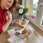 Lea Skálová Instagram - Velikonoce naprosto zbožňuju! Asi jsem divná, ale dokonce víc, než Vánoce 🎄🐣 Asi proto, že začíná jaro a všechno voní a je barevný a krásný ❤️ Prostě nejhezčí období z roku. Každý rok mě ale překvapí, jak rychle se Velikonoce zjeví 😂😂😂🐣 Pak to vždycky dopadá tak, že v neděli večer se snažím někde splašit barvy a většinou vejca skončí obarvený v cibulových slupkách 😂 Letos jsem se ale vybavila a snad už před měsícem jsem nakoupila všechny možný vychytávky na barvení a děsně se na to těším. A aby toho nebylo málo, dorazila mi zásilka krásných ubrousků a prostíraní od @harmony_ceskarepublika ❤️ Tleskám, fakt mega hezký vkusný vzory akorát se nemůžu rozhodnout jaký dám. Už se nemůžu dočkat jak jako správná hospodyňka načančám stůl a obarvím ty vejca. Můj talent všichni známe, takže to stejně budou zase zrůdičky 😂 Jaký jsou Vaše nejoblíbenější svátky? #velikonoce #svatky #vyzdoba #vajicka #barveni #svatecni #jaro #kvetiny #spoluprace