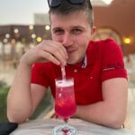 Lea Skálová Instagram - Můj nejdražší manželi ❤️ Dnes jsou to čtyři roky, co jsme spolu naskočili na horskou dráhu 😂❤️ Je až neskutečný, co všechno jsme za ty čtyři roky stihli. Jsi úžasný táta a já si myslela, že Tě nemůžu milovat víc, ale při pohledu na Tebe a našeho syna, mi srdce vždycky málem exploduje 🫠❤️ Doufám, že bude mít srdce po Tobě, to který by se rozdalo pro všechny a je tolik plný lásky. Pětkrát denně bych Ti nejradši urvala hlavu a občas vymýšlím, kam zakopu Tvý tělo pod rouškou noci 😂😂😂😂 Ale! Miluju Tě do vesmíru a zpátky ❤️