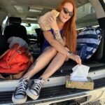 Lea Skálová Instagram – Naše léto na čtyřech kolech ❤️🌞 Bála jsem se, že se budeme muset naší největší vášně a to cestování na nějakou dobu vzdát, ale malej to miluje stejně jako my 🙏🙏🙏 A tak je naše léto opět ve znamení cest ať už po Čechách nebo do zahraničí ❤️ Pojďme si přiznat, že toaleťák, kapesníčky a ubrousky jsou hlavně v kempu nedostatkový zboží a obchoduje se s nima pod stanem pomalu na černým trhu za umývárkama 😂😂😂 Takže s sebou všude tahám zásobu od @harmony_ceskarepublika
A zajímavý je jak se chtějí najednou všichni kámošit. Jojo holt toaleťák se cení zlatem 😂😂😂🔥
#travel #cartravel #family #ontheroad #vacation #love #passion