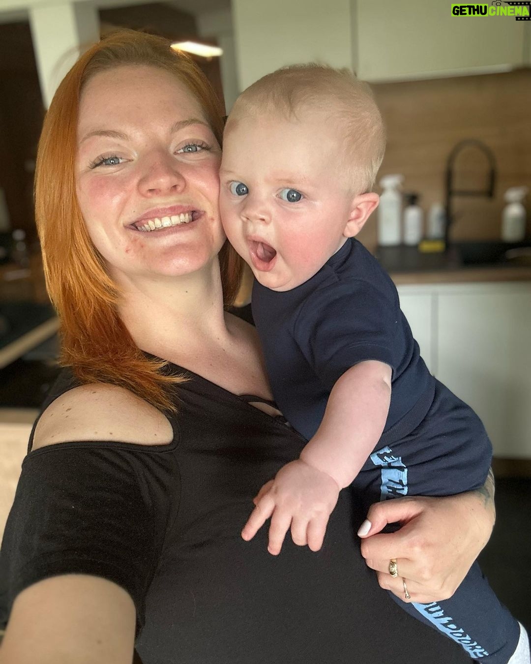 Lea Skálová Instagram - Chlapečku můj nejkrásnější ❤️ dneska slavíš svůj první den dětí a já si přeju ať jsi hlavně celej život zdravej a šťastnej 🙏🙏🙏 A to přeju i všem dětem na světě 🥰🥰 Kdo by chtěl dneska svýmu prckovi udělat radost tak do půlnoc platí sleva na úžasný kontrastní hračky a vychytávky od @cerna_na_bile KÓD: DETI15 #hracky #kontrast #kontrastnihracky #deti #babyboy #love #laska #spoluprace