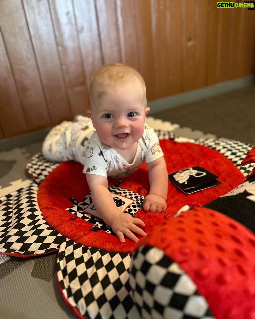 Lea Skálová Instagram - Chlapečku můj nejkrásnější ❤️ dneska slavíš svůj první den dětí a já si přeju ať jsi hlavně celej život zdravej a šťastnej 🙏🙏🙏 A to přeju i všem dětem na světě 🥰🥰 Kdo by chtěl dneska svýmu prckovi udělat radost tak do půlnoc platí sleva na úžasný kontrastní hračky a vychytávky od @cerna_na_bile KÓD: DETI15 #hracky #kontrast #kontrastnihracky #deti #babyboy #love #laska #spoluprace