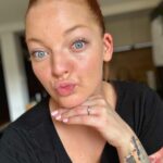 Lea Skálová Instagram - Mám tu pro Vás soutěž o balíček samoopalovací kosmetiky @heshi_czsk ❤️☀️ Už žádný fleky na nohou ani na oblečení, tohle je fakt úžasný a přirozený opálení 🌶️ Snadno se to aplikuje a není potřeba nějaká velká příprava 🚀🚀 Stačí když budeš sledovat profil @heshi_czsk a do komentáře mi napíšeš svůj nejhorší beauty přešlap jako třeba oranžový vlasy ve snaze se odbarvit na blondýnu a nebo právě špatný samoopalovák 😂😂😂 označ do komentáře ještě jednu kámošku ❤️ Těším se na příběhy. #soutez #spoluprace #opaleni #samoopalovak #selftan #beauty #sun #summer