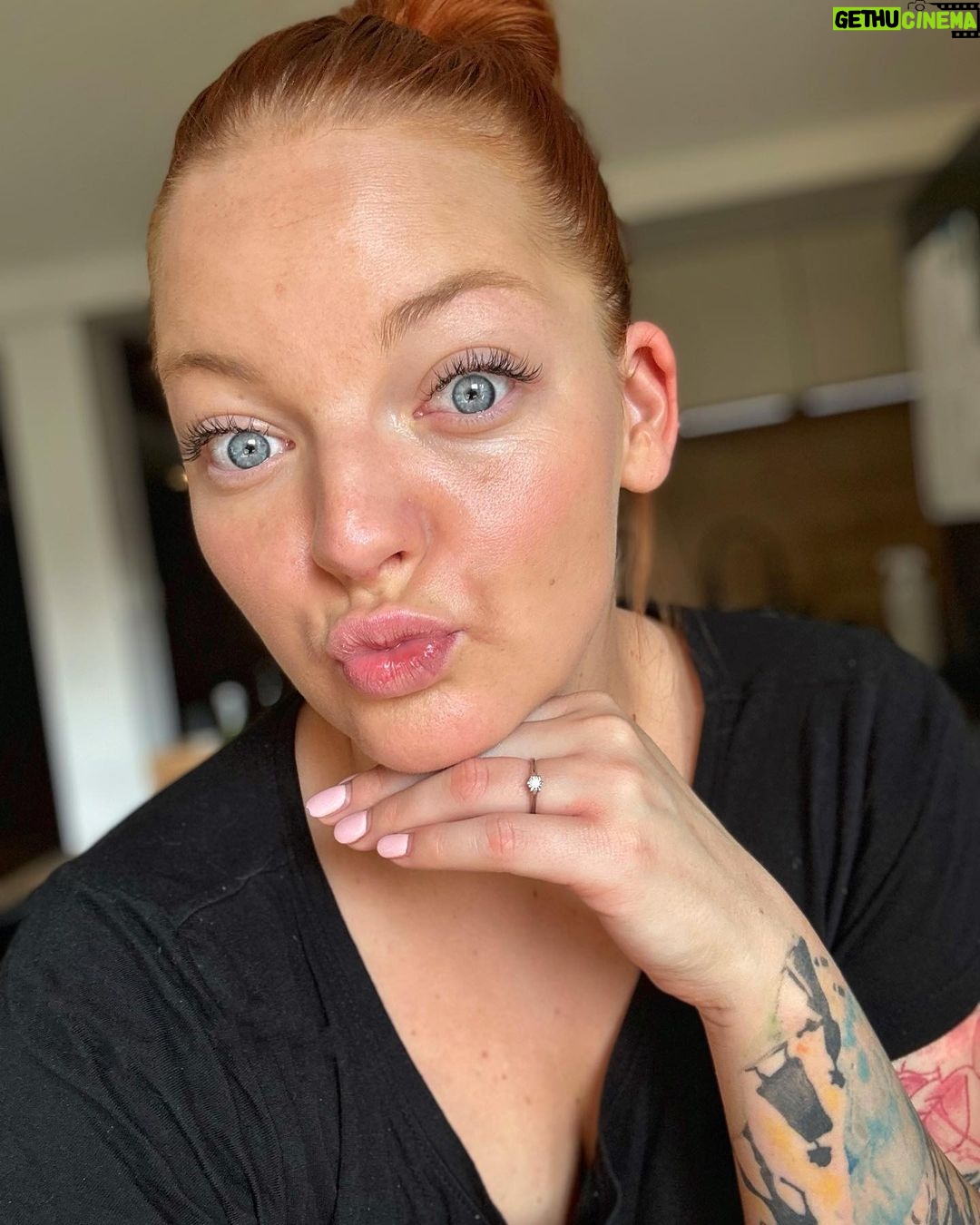 Lea Skálová Instagram - Mám tu pro Vás soutěž o balíček samoopalovací kosmetiky @heshi_czsk ❤️☀️ Už žádný fleky na nohou ani na oblečení, tohle je fakt úžasný a přirozený opálení 🌶️ Snadno se to aplikuje a není potřeba nějaká velká příprava 🚀🚀 Stačí když budeš sledovat profil @heshi_czsk a do komentáře mi napíšeš svůj nejhorší beauty přešlap jako třeba oranžový vlasy ve snaze se odbarvit na blondýnu a nebo právě špatný samoopalovák 😂😂😂 označ do komentáře ještě jednu kámošku ❤️ Těším se na příběhy. #soutez #spoluprace #opaleni #samoopalovak #selftan #beauty #sun #summer