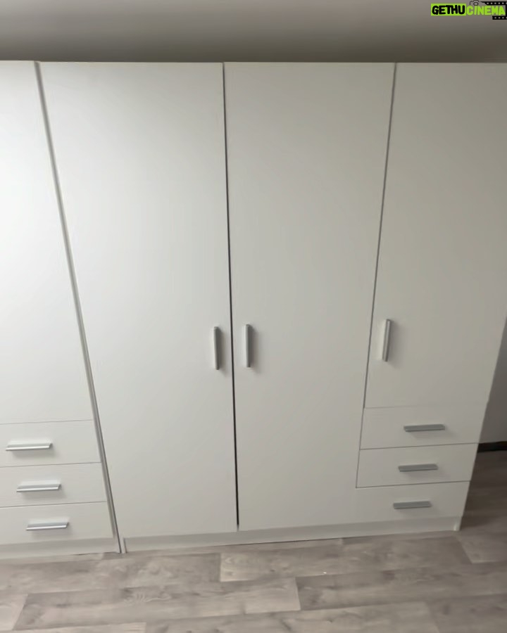 Lea Skálová Instagram - Tak mě opět čeká vybírání nábytku. Tentokrát budu vybavovat zahradu a manželovu kancelář, zatím je to spíš bordelář 😂😂😂 Já tam radši už ani nechodím 😫 No nic aspoň v jednom mám jasno a to kde to nakoupim. Zase vítězí výběrem @nabytekforliving ❤️ Už se těším jak to bude krásný. Stejně jako tahle moje šatna 🙏🙏 #nabytek #skrine #zahradninabytek #šatna #pracovna #kancelar