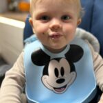 Lea Skálová Instagram – Všechny recepty dole v popisku
Máme tu další Teodorkův den na talíři ❤️🍲
Minule Vás to moc bavilo a tak jsem se rozhodla tyhle videa dělat častěji ať máte třeba nějakou inspiraci, já už taky nevím, co pořád vymýšlet a jako nebojte se po hotový příkrmu taky ráda sáhnu, když je zrovna den na 💩💩😂

Snídaně 
Banánové lívanečky
1 zralý banán
1 vejce 
1 velká lžíce tvarohu 
2 lžíce špaldové mouky
Cca 2 lžíce mlíka pokud je potřeba 
Špetka skořice 
Banán rozmačkáme na na kaši a přidáme ostatní ingredience a vymícháme těsto. Opečeme na lívanečníku můžeme na nej dát trochu kokosového oleje, luxusně to pak voní.

Oběd 
Filet z lososa
Lžička másla 
Špetka sušených provencálských bylinek
1 brambora
Pár růžiček brokolice
Na plech s pečícím papírem položíme lososa kůží dolů (po upečení kůži stáhneme) posypeme bylinkami a nahoru dáme máslo. Pečeme na 180 stupňů 15-20 minut podle velikosti. Bramboru oloupeme a nakrájíme, brokolici rozebereme na malé kousky. Uvaříme v lehounce osolené vodě do měkka. Pp uvaření jsem rozmačkala a lososa rozebrala na kousíčky.

Svačina
Celozrnný toast bez kůrky ❤️❤️😉 s máslem a maliny. Na omývání ovoce používám roztok vody se sodou. 

Večeře 
Kuřecí vývar s rýží
Kuřecí skelety cca 6 kusů 
2 mrkve
1/4 celeru
1 petržel
2 lžíce olivového oleje
Špetka soli, 4 bobkové listy, 5 kuliček nového koření

Na pánvi s olivovým olejem opečeme do zlatova kuřecí skelety a přendáme je do hrnce. Na stejné pánvi opečeme do zlaté barvy i všechnu zeleninu a taky přidáme do hrnce. Vývar pak bude silnější a bude mít krásnou barvu. Zalijeme studenou vodou a přidáme koření a pomalinku vaříme 2 hodiny. Vývar si slijeme a můžeme si ho schovat na další požití. Malému jsem pak uvařenou zeleninu rozmačkala přidala uvařenou rýži a obrané maso a zalila trochou vývaru ❤️

Snad se Vám budou recepty hodit ❤️🤟🤟

#babyfood #dennataliri #syn #mamaasyn #love #recepty #receptyprodeti
