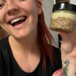 Lea Skálová Instagram – Recept v popisku ❤️
Chcete si doma vyrábět ořechový máslo všech druhů a chutí jen ze dvou ingrediencí? No problemo, já Vás to naučím. 
Na 200g oříšků budete potřebovat cca 1 lžičku kokosového oleje a to je všechno. Například arašídy jsou mastnější a bude Vám oleje stačit i míň. Pouze ořechy sekejte ve výkonném mixeru, potom přidejte kokosák a dále mixujte dokud nevznikne máslo. Za mě nejlepší tyčový mixer je od @catler.cz SB810. A TO JE VŠECHNO 🥜🥜😱😱😱 Fakt to funguje a je to super. K mandlím a kešu přidávám bílou čokoládu. Na 200g ořechů cca 50g čokolády a je to bomba ❤️❤️❤️🙏 Budu se moc těšit na Vaše výtvory. 
Jakou příchuť ořechového másla máte nejradši? Napište mi do komentáře 🔥🔥🔥