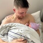 Lea Skálová Instagram - Můj nejdražší manželi ❤️ Dnes jsou to čtyři roky, co jsme spolu naskočili na horskou dráhu 😂❤️ Je až neskutečný, co všechno jsme za ty čtyři roky stihli. Jsi úžasný táta a já si myslela, že Tě nemůžu milovat víc, ale při pohledu na Tebe a našeho syna, mi srdce vždycky málem exploduje 🫠❤️ Doufám, že bude mít srdce po Tobě, to který by se rozdalo pro všechny a je tolik plný lásky. Pětkrát denně bych Ti nejradši urvala hlavu a občas vymýšlím, kam zakopu Tvý tělo pod rouškou noci 😂😂😂😂 Ale! Miluju Tě do vesmíru a zpátky ❤️