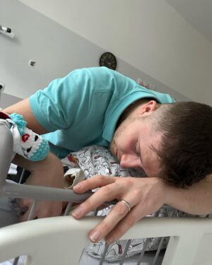 Lea Skálová Instagram - Můj nejdražší manželi ❤️ Dnes jsou to čtyři roky, co jsme spolu naskočili na horskou dráhu 😂❤️ Je až neskutečný, co všechno jsme za ty čtyři roky stihli. Jsi úžasný táta a já si myslela, že Tě nemůžu milovat víc, ale při pohledu na Tebe a našeho syna, mi srdce vždycky málem exploduje 🫠❤️ Doufám, že bude mít srdce po Tobě, to který by se rozdalo pro všechny a je tolik plný lásky. Pětkrát denně bych Ti nejradši urvala hlavu a občas vymýšlím, kam zakopu Tvý tělo pod rouškou noci 😂😂😂😂 Ale! 
Miluju Tě do vesmíru a zpátky ❤️