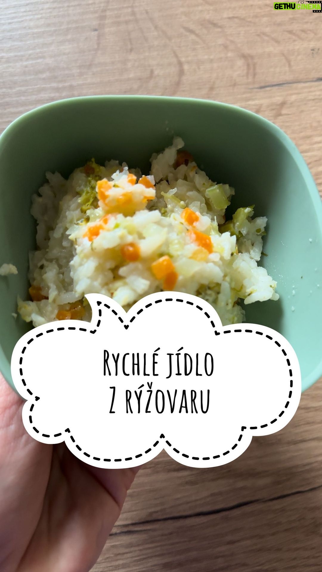 Lea Skálová Instagram - Celý recept v popisku Ahoj mámy potřebujete ultra rychlý jídlo, který nepotřebuje hlídat ani míchat a v podstatě se udělá samo? 😂😂✌️ Jo a věděli jste, že v rýžovaru jde připravit všechno možný? Třeba luštěniny, ryby, polévky i nadýchaná omeleta. Já pro Vás mám recept na easy jídlo pro mrňata i celou rodinu. Použila jsem krásný keramický rýžovar od @catler.cz 1 hrnek rýže (já použila tu na sushi) 2 hrnky vody 2 hrnky najemno nakrájené zeleniny dle chuti (Ve videu mrkev, řapík, cibule, pórek, brokolice) 1 vajíčko 2 lžíce sušených bylinek Pro dospělý na dochucení sojová omáčka, limetka a chilli Zeleninu nakrájíme na malé kousky a tady naše práce končí 😱😱🙏 Všechno dáme do rýžovaru, (kromě vajíčka) zamícháme a zapneme program polévka. Tři minuty před koncem vaření přidáme vejce a zamícháme. Opět přiklopíme a necháme program dojet. A je hotovo ❤️❤️ Já to pro nás miluju dochutit sojovou omáčkou cca 1-2 lžíce na porci a šťávou z limetky 🍈 s chilli je to úplná pecka 🌶️ #recept #babyfood #rýže #rýžovar #levnearychle